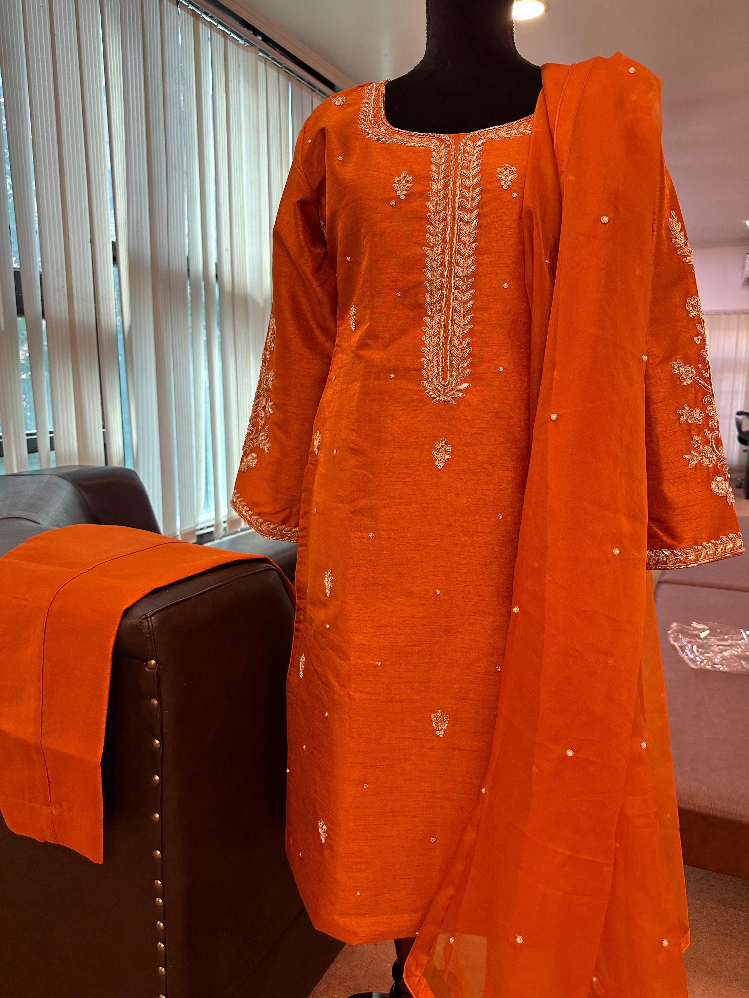 Rust Handembroiderd suit