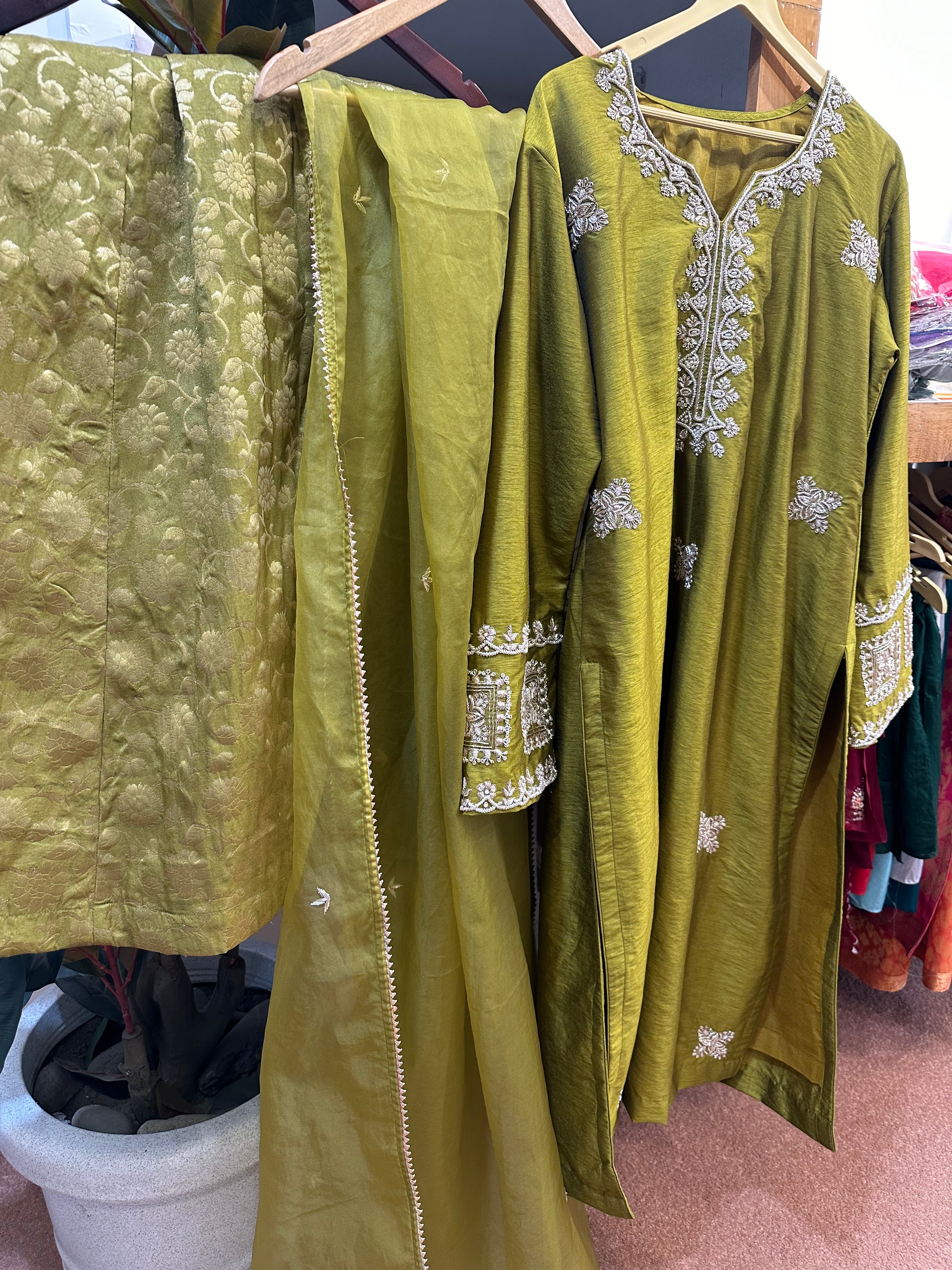 Handembroidered kurta set 3 pc