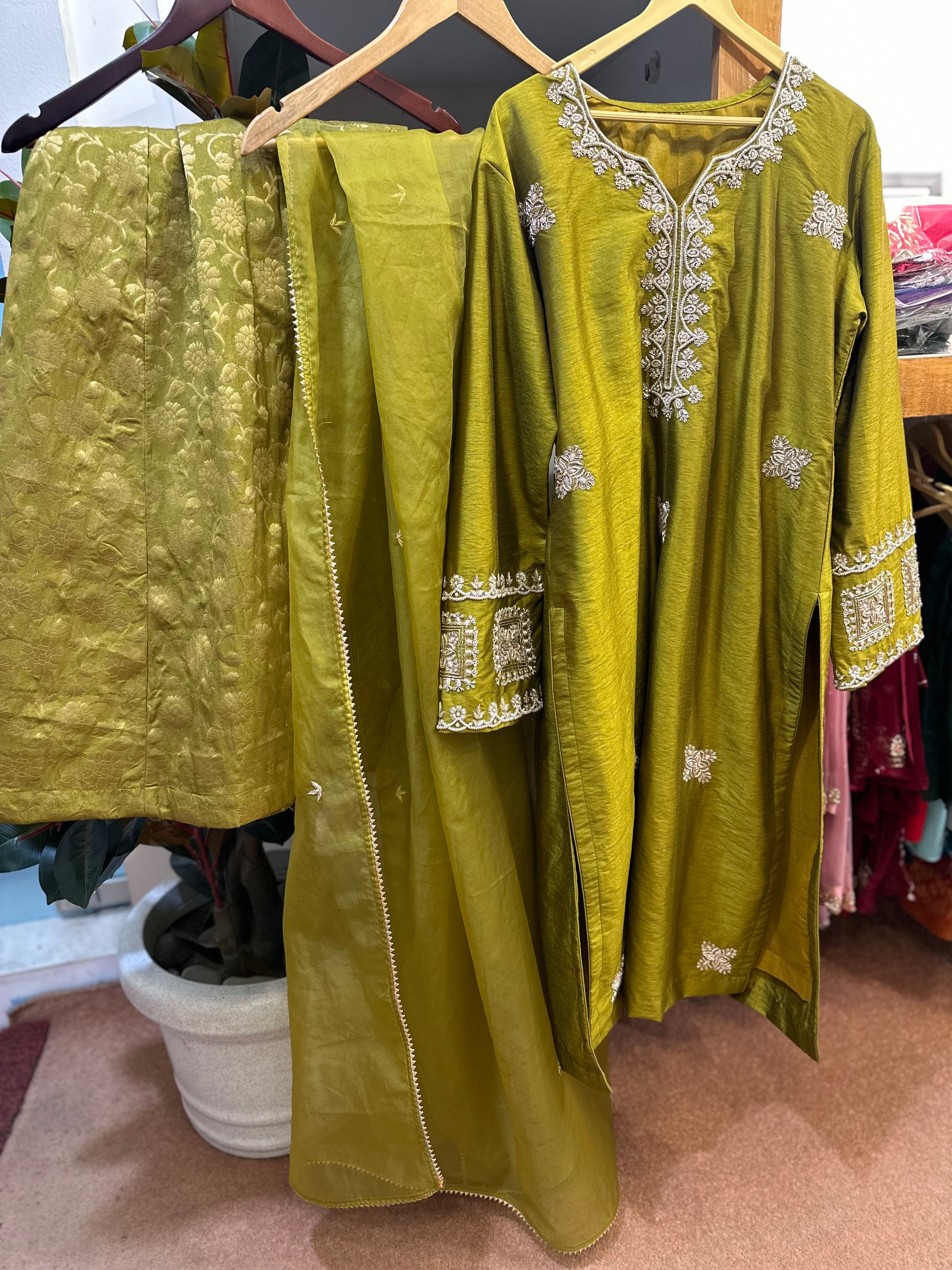 Handembroidered kurta set 3 pc