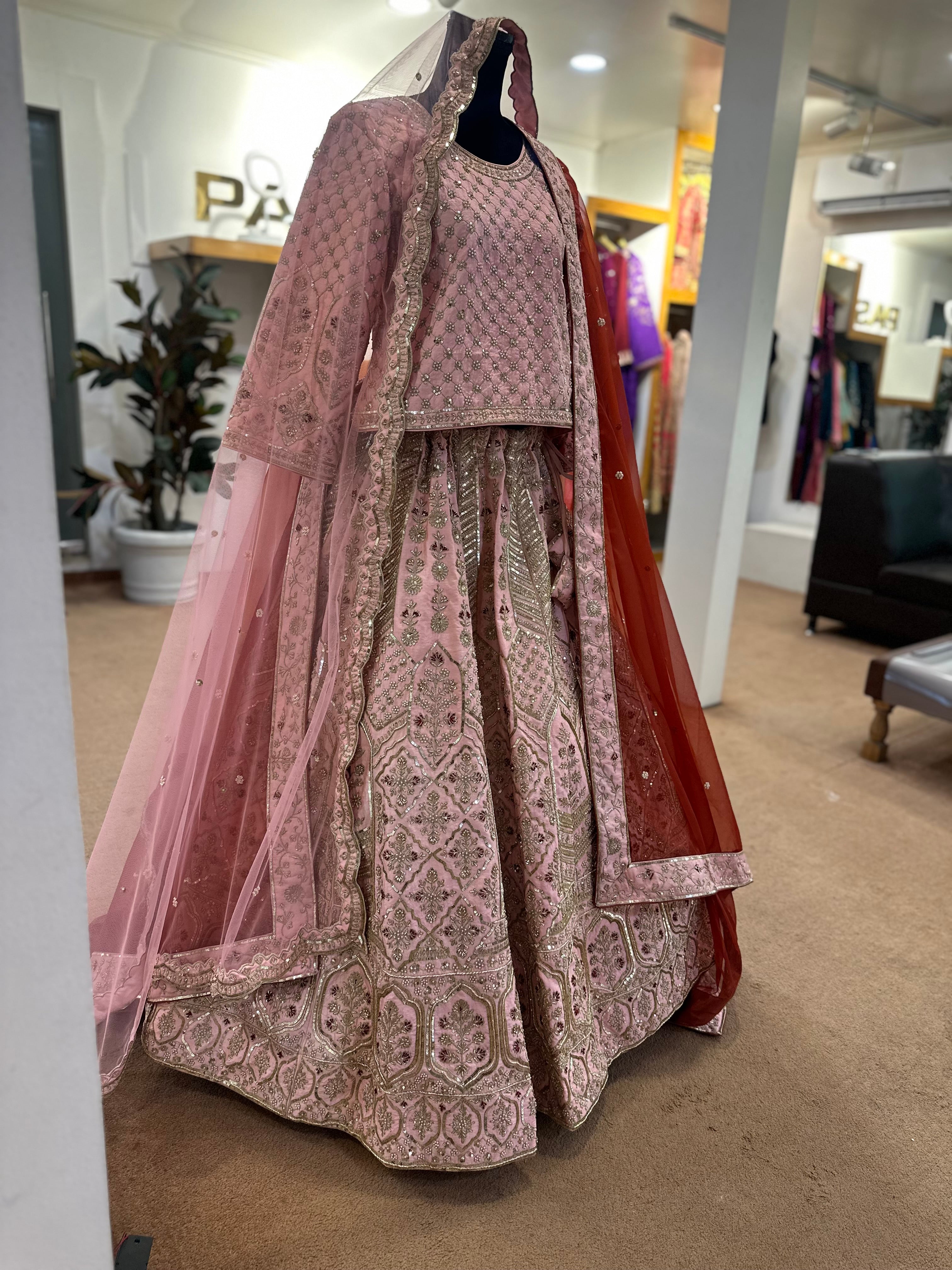 Handembrodiered lehanga pink