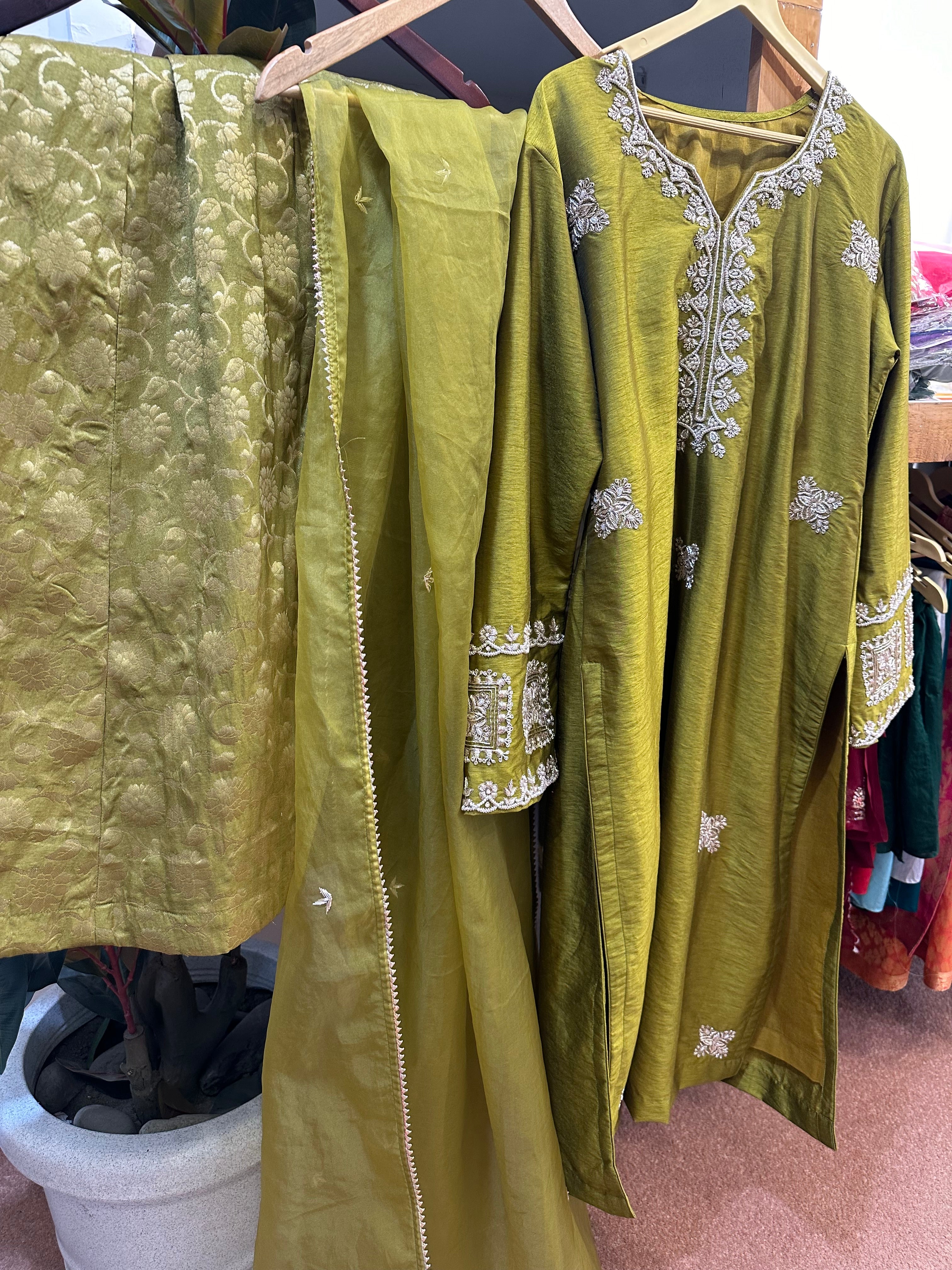 Handembroidered kurta set 3 pc