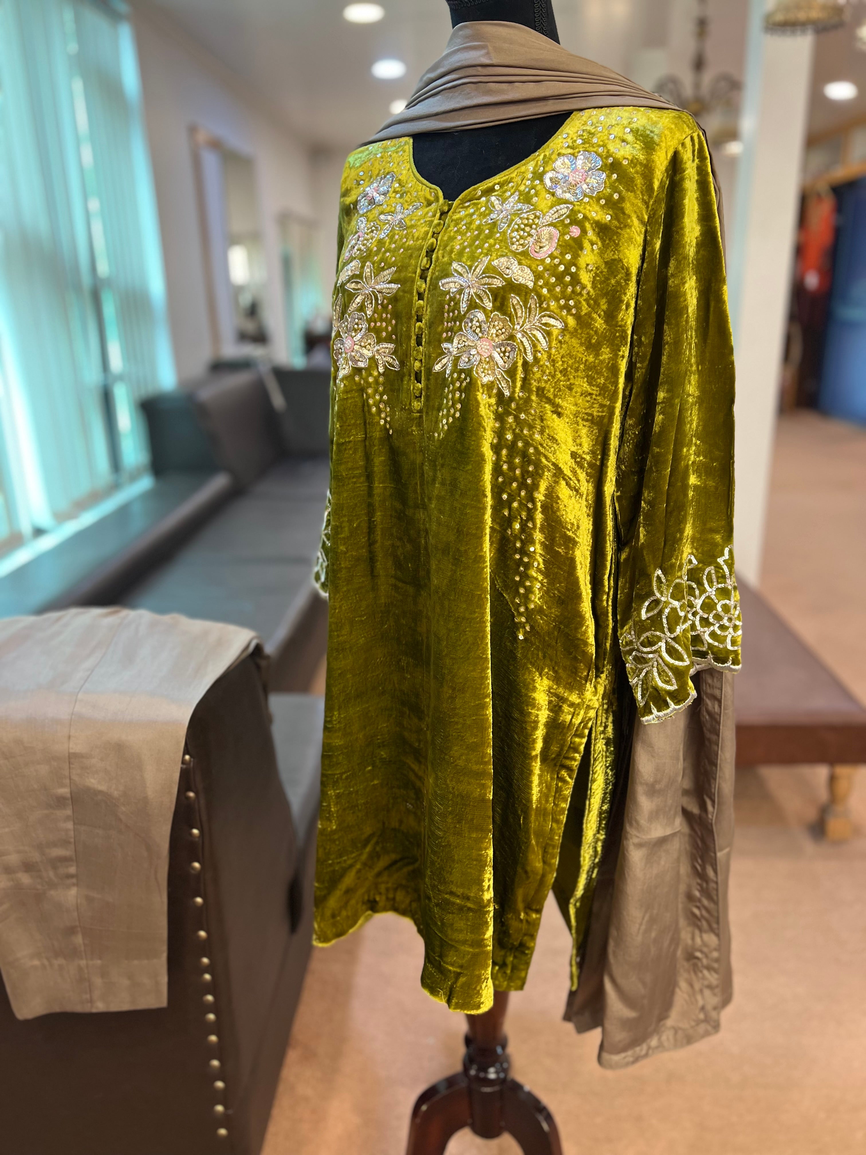 Velvet kurta with silk pants and duppata 3pc stitched