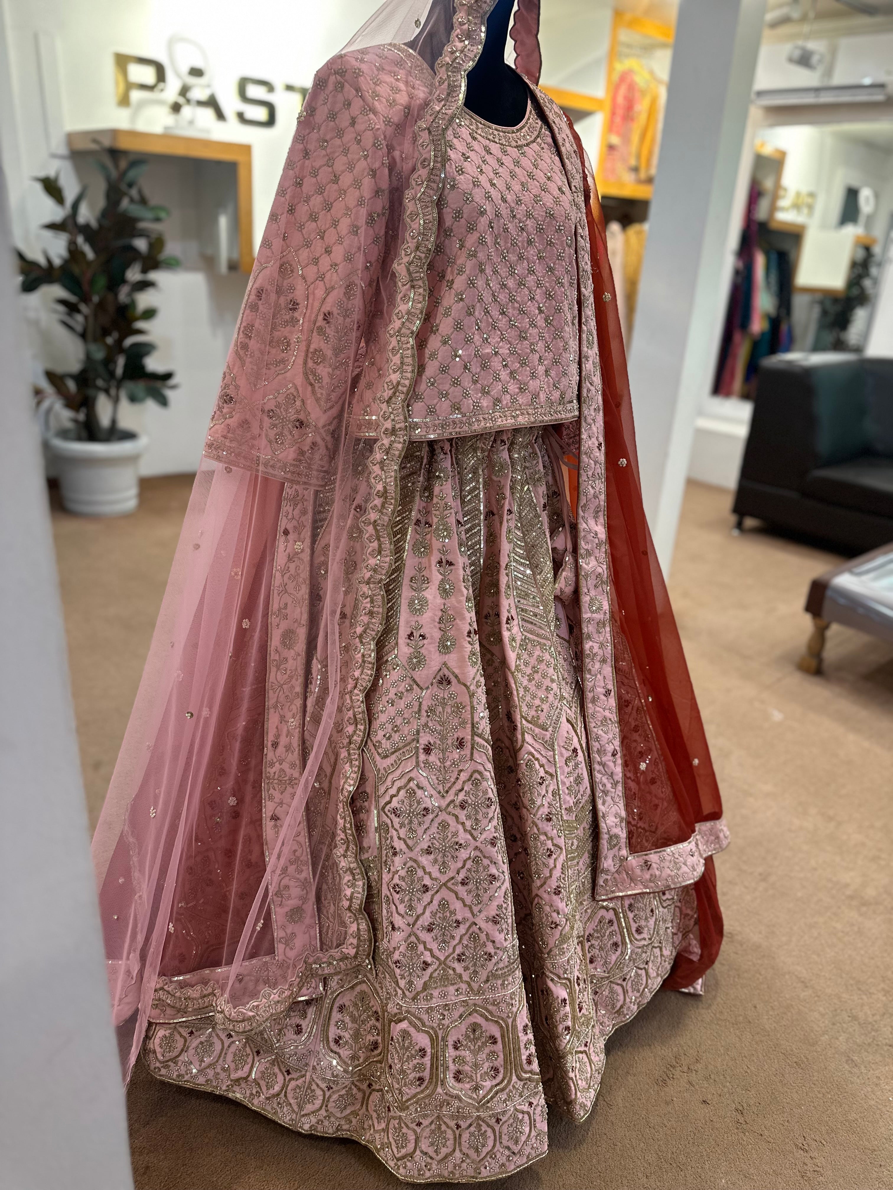 Handembrodiered lehanga pink