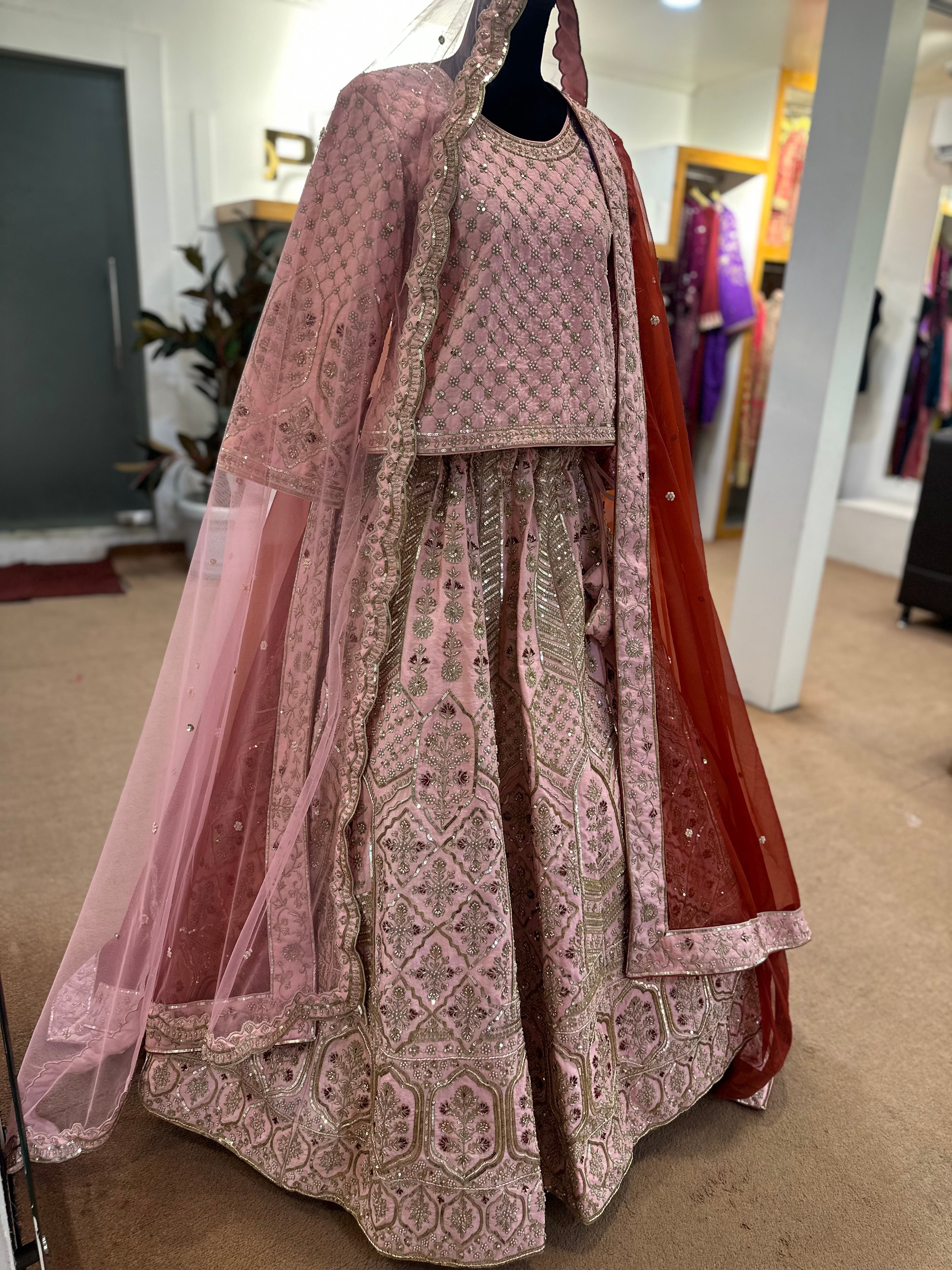 Handembrodiered lehanga pink