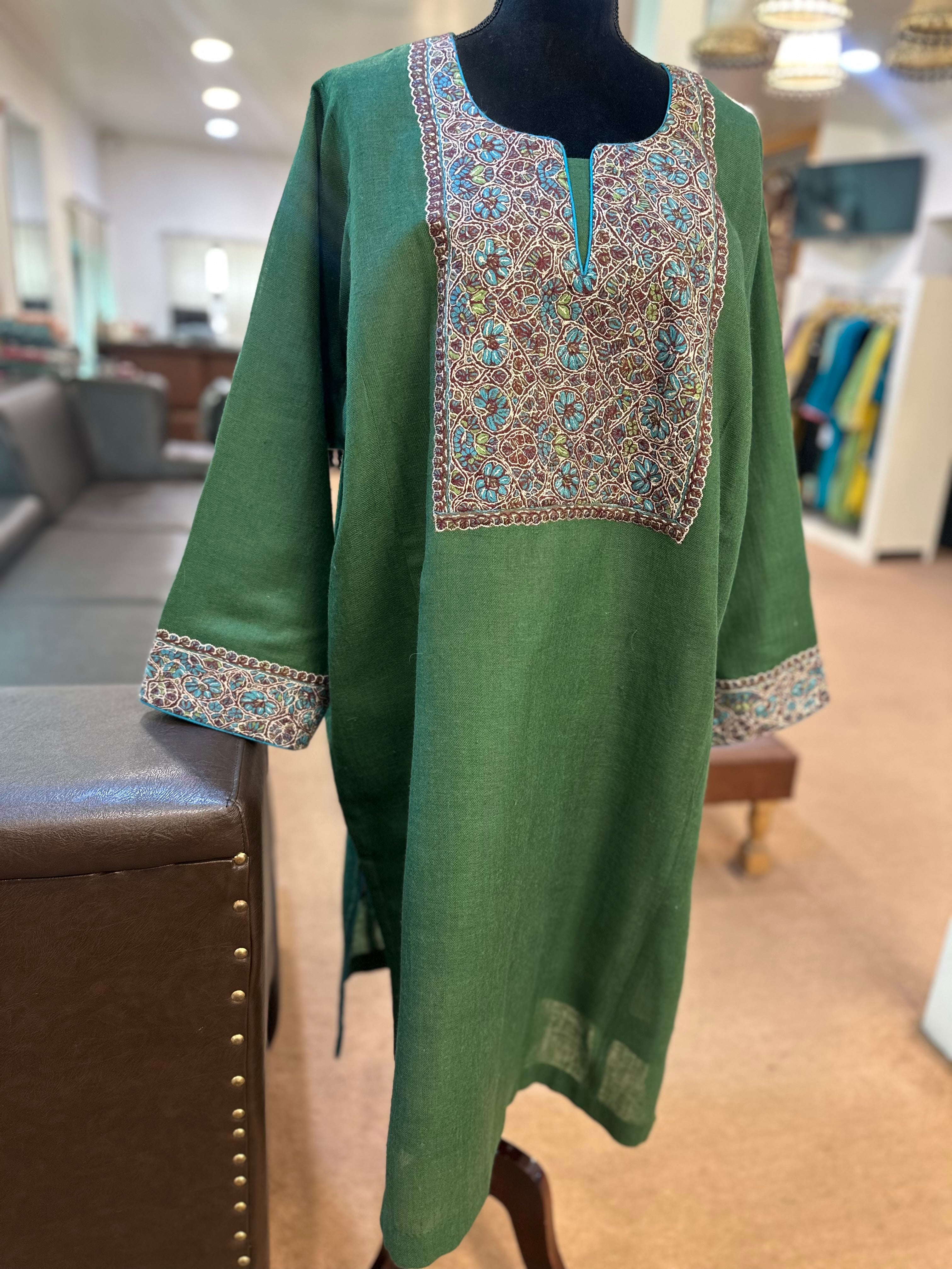 Purepashmina blend pheran with handsozniwork Pwb452