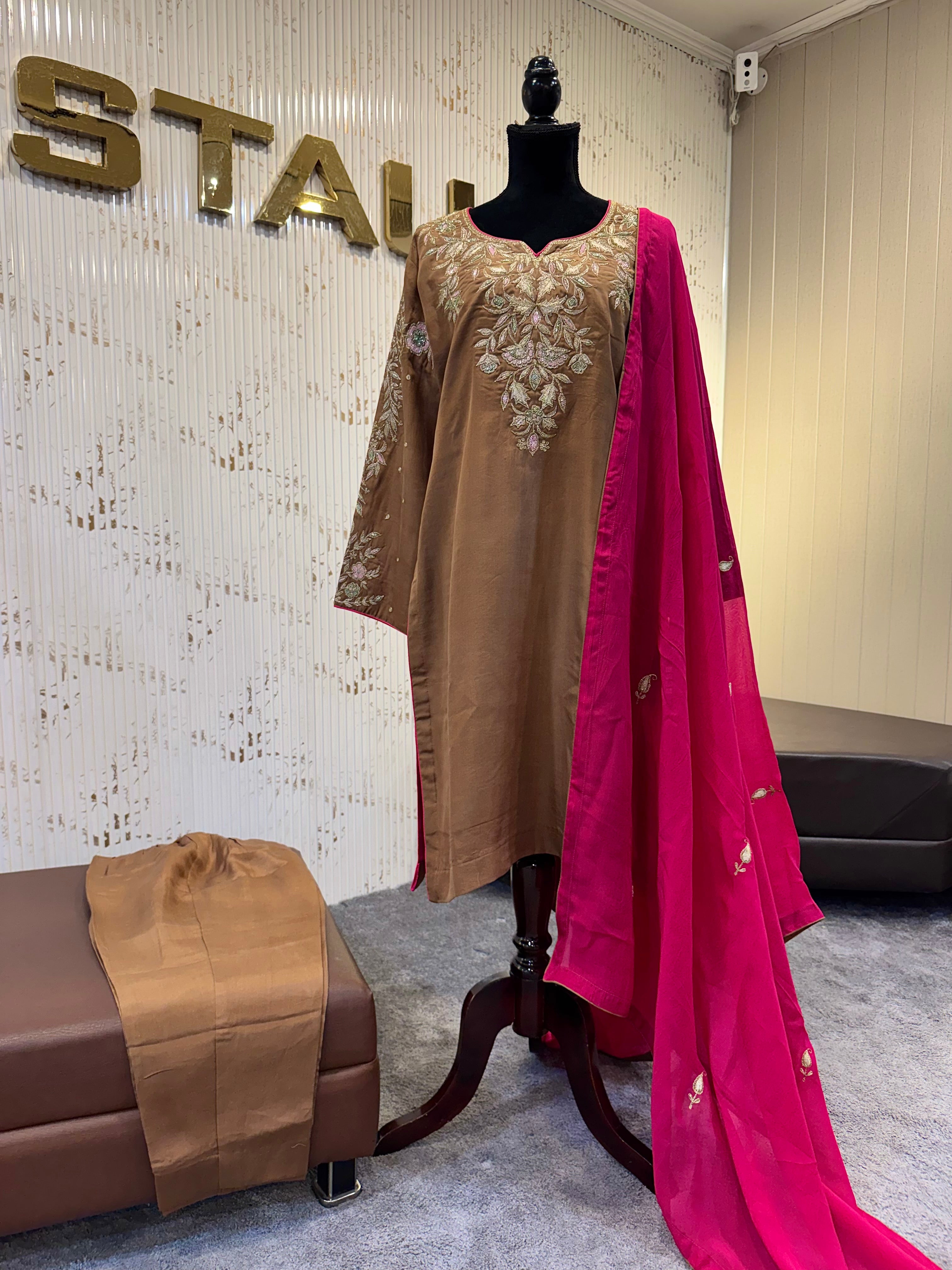 Puresilk tilla and handwork suit mtks874