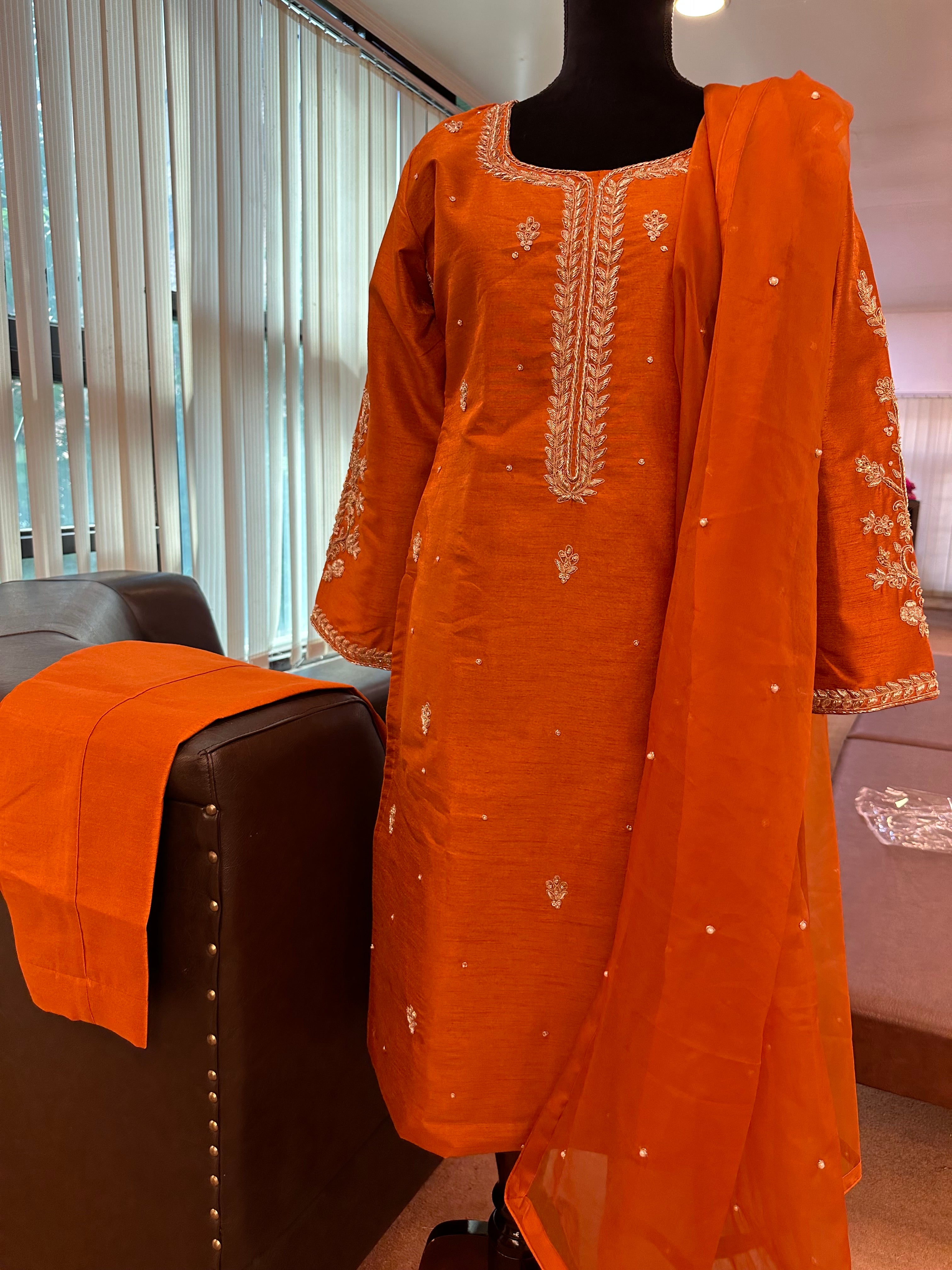 Rust Handembroiderd suit