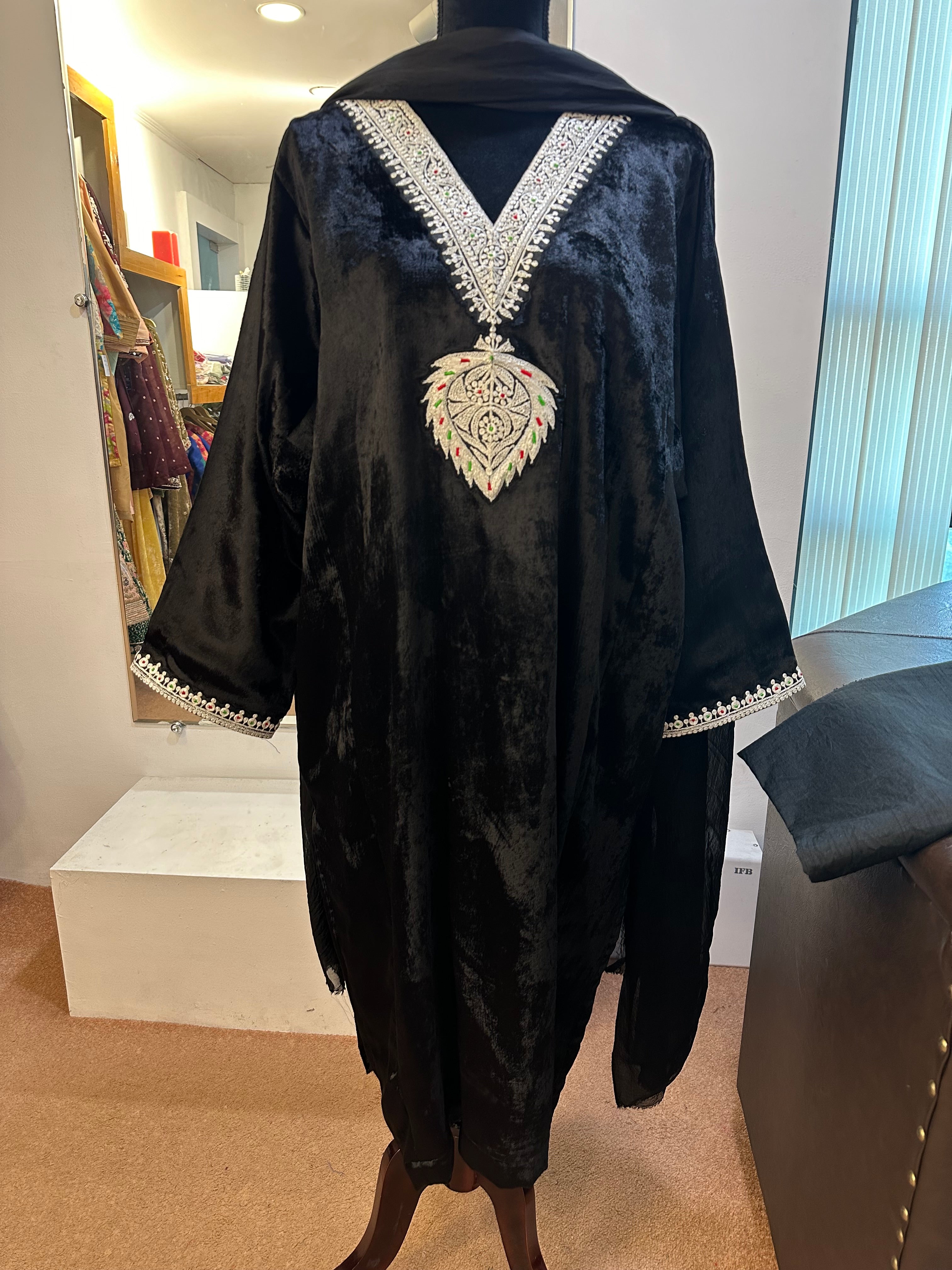 Velvet pheran set 3 piece mtks690