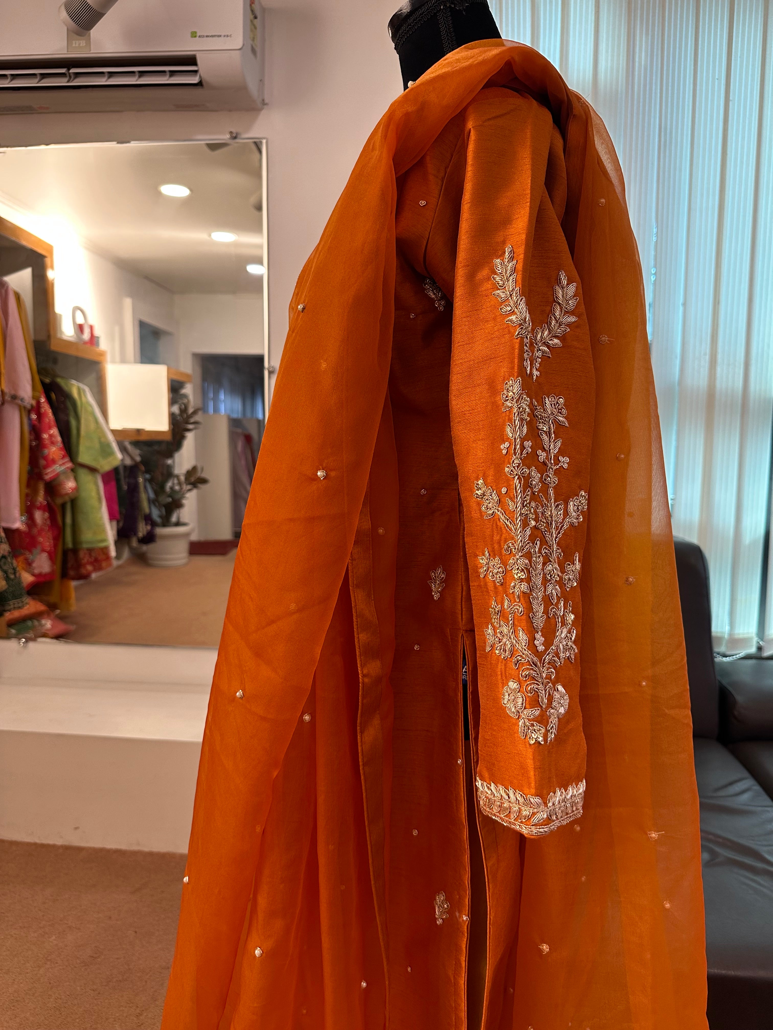 Rust Handembroiderd suit