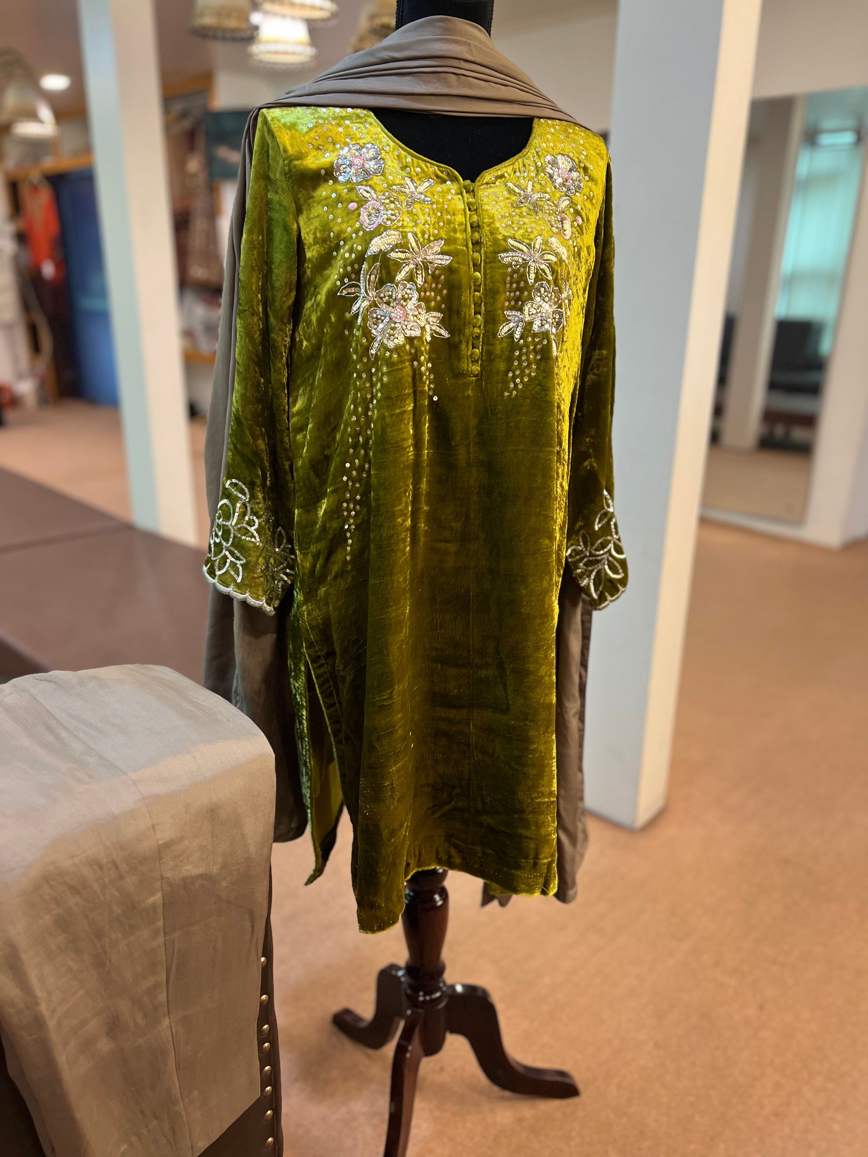 Velvet kurta with silk pants and duppata 3pc stitched