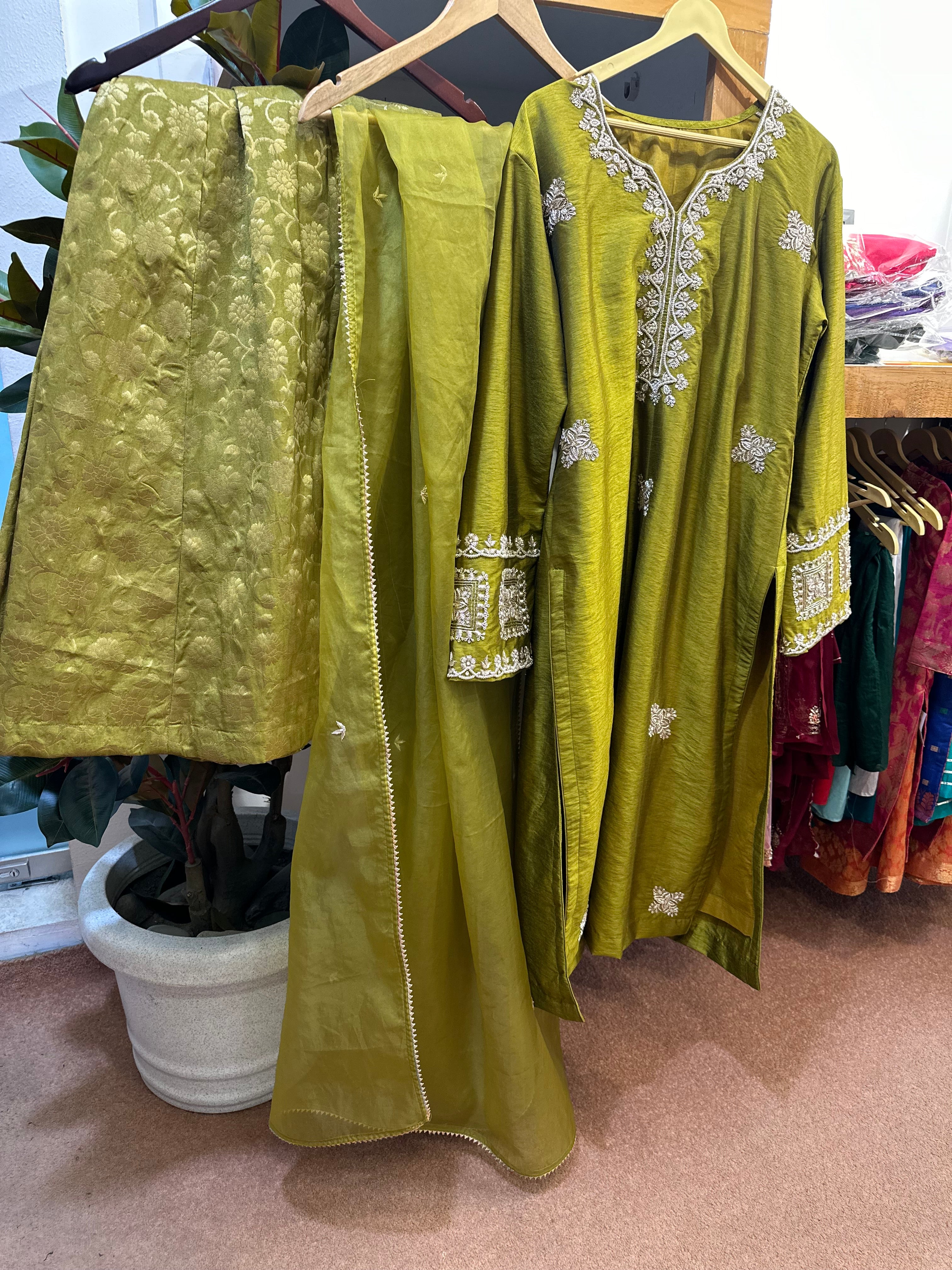 Handembroidered kurta set 3 pc