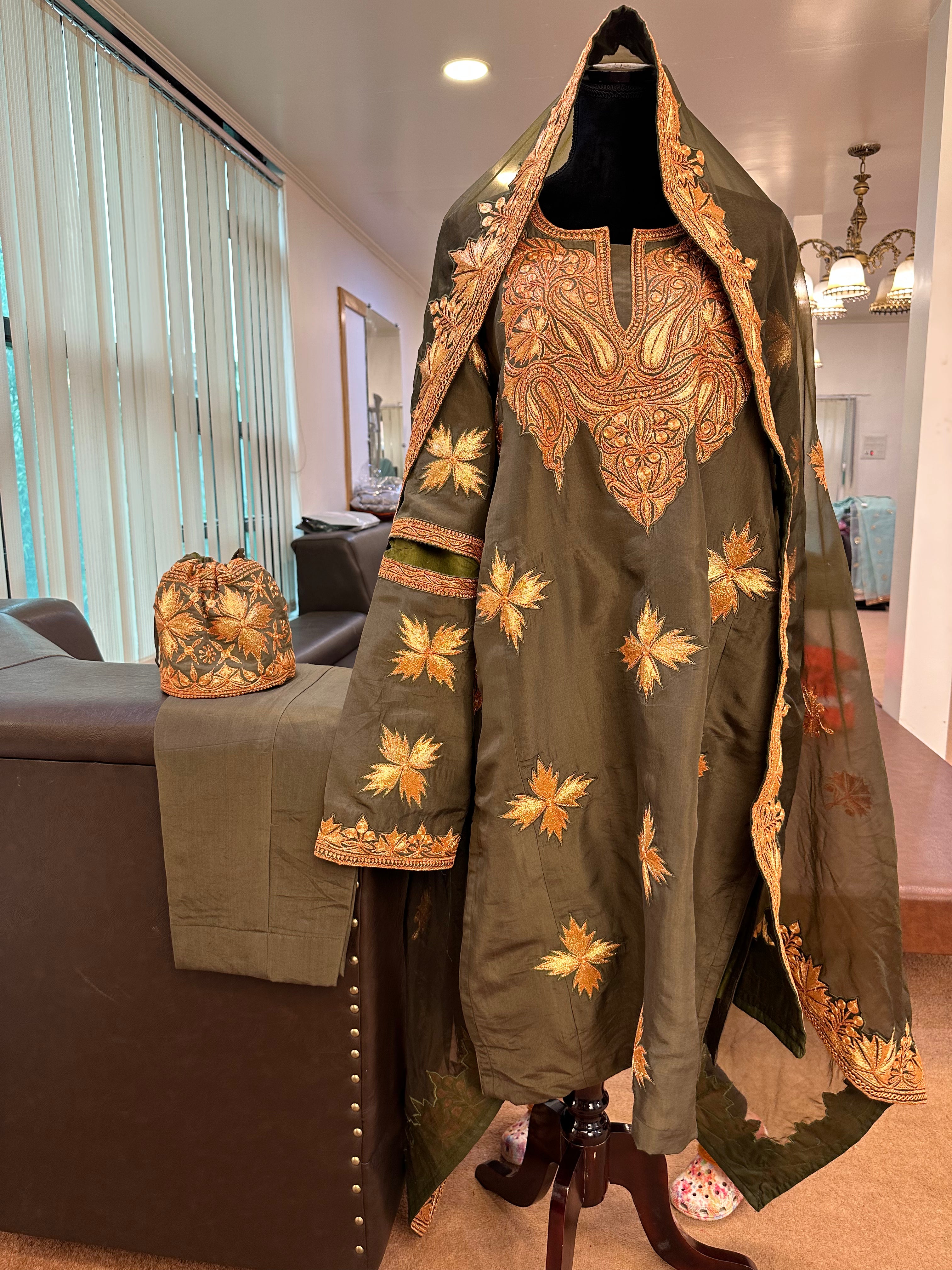 Tilla qorab pheran set