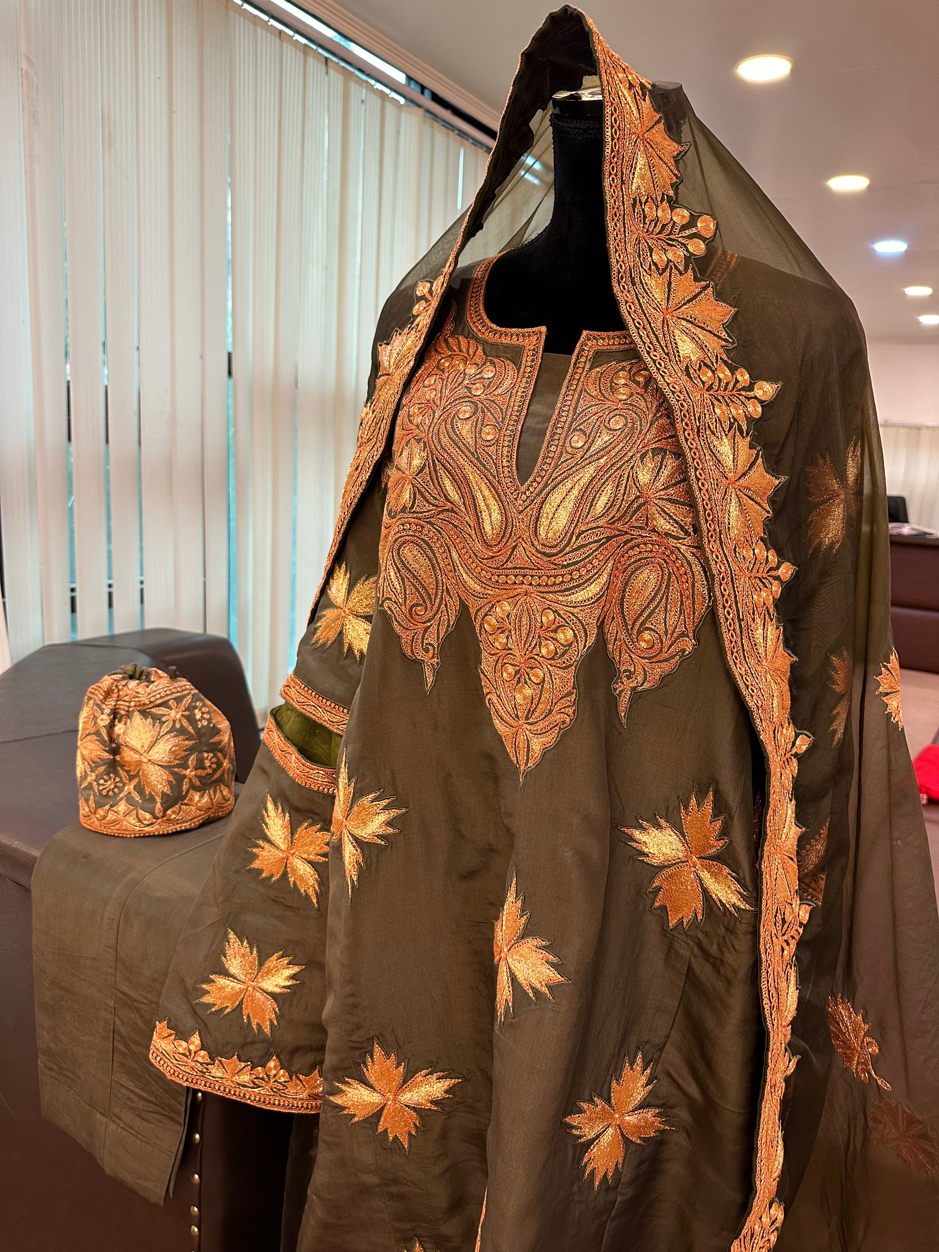 Tilla qorab pheran set