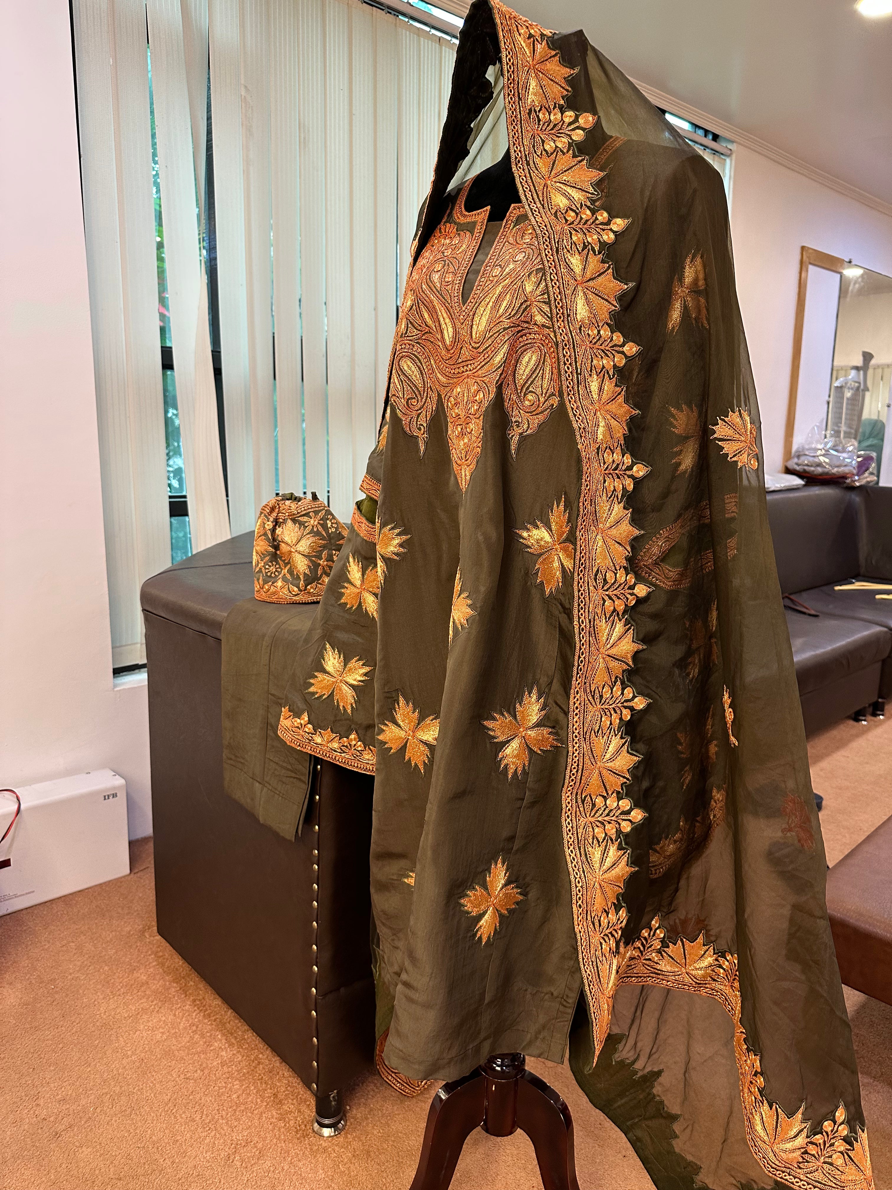 Tilla qorab pheran set