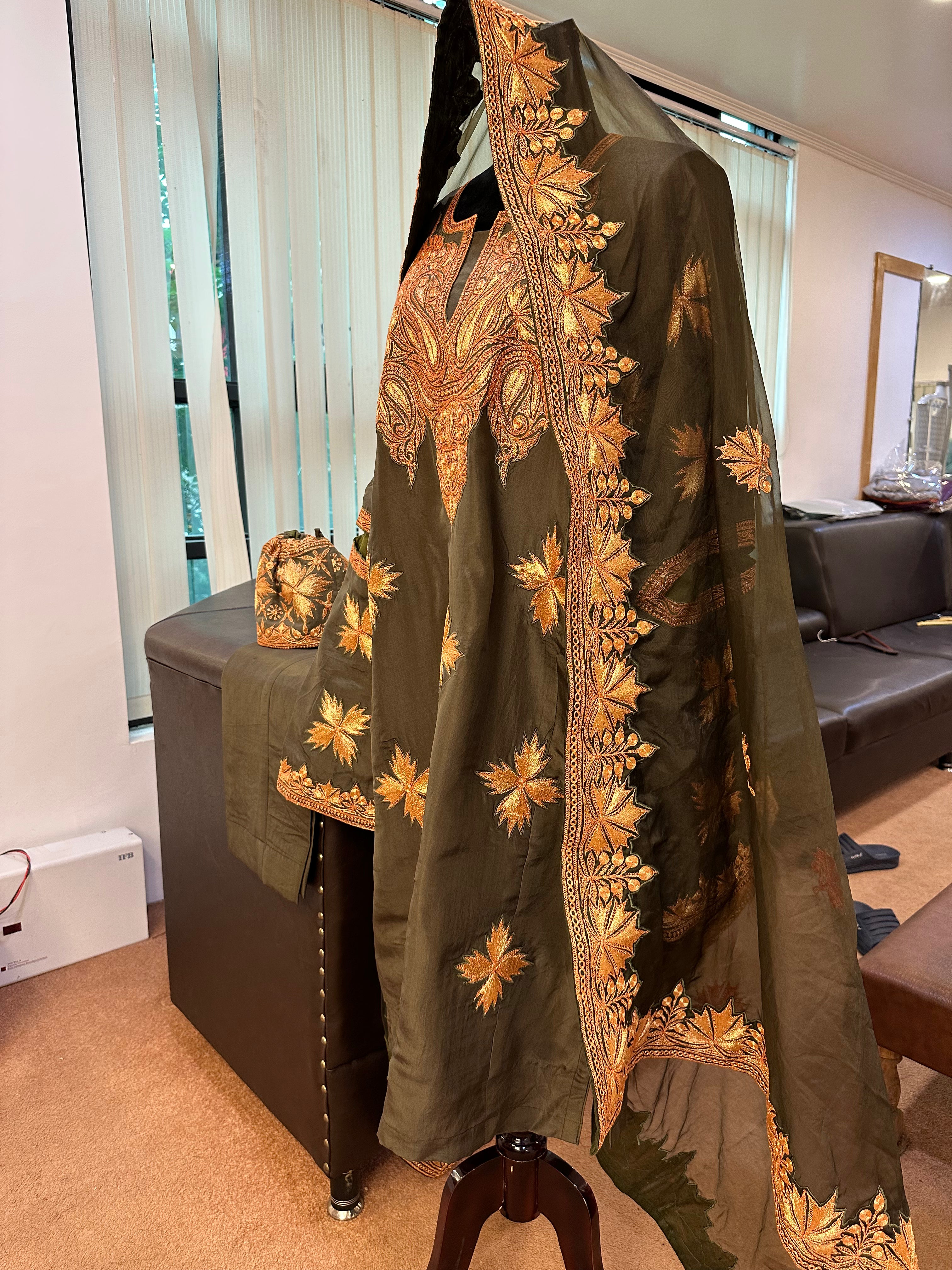 Tilla qorab pheran set