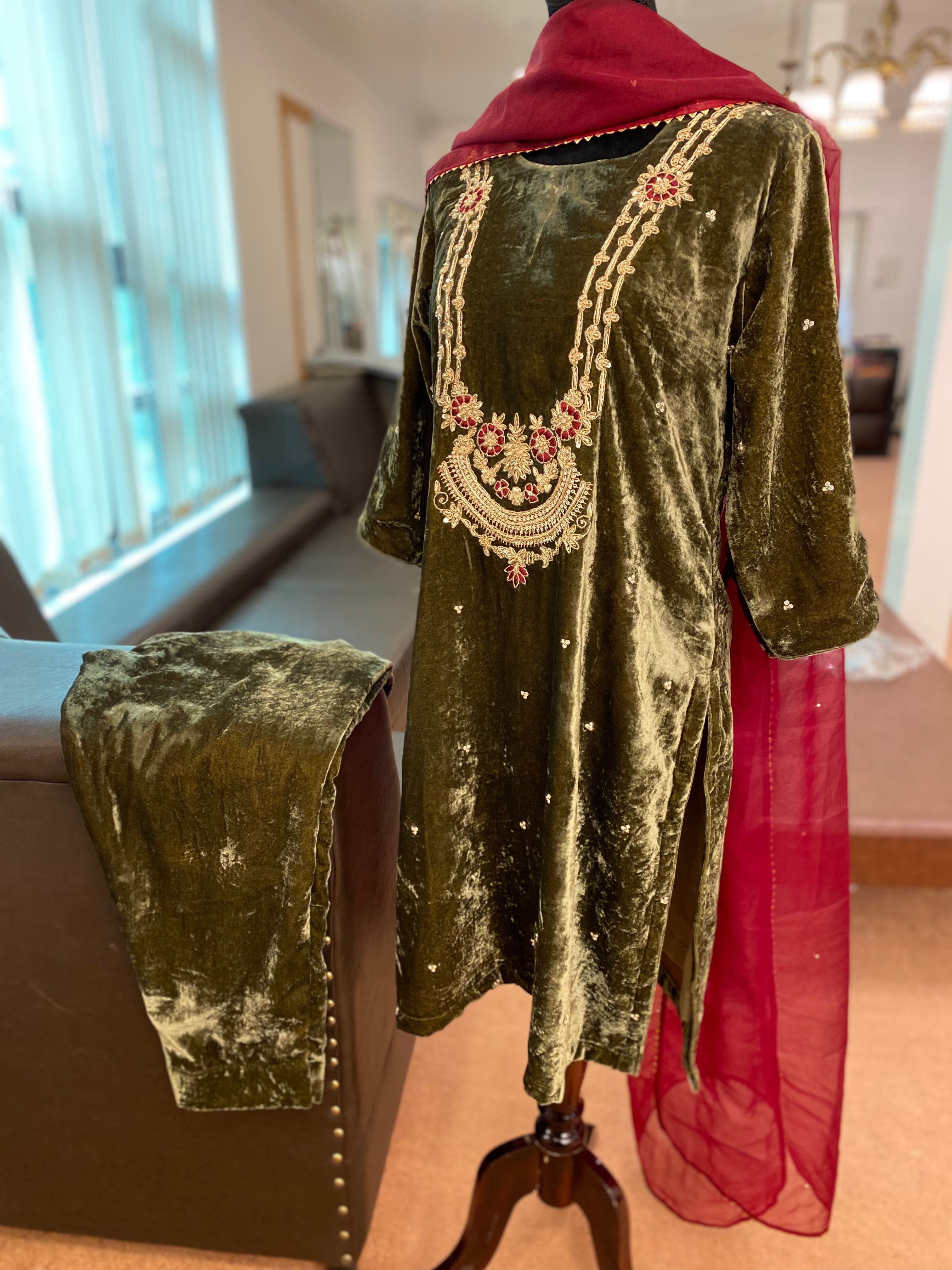 Handembroidered velvet dress with organza duppata