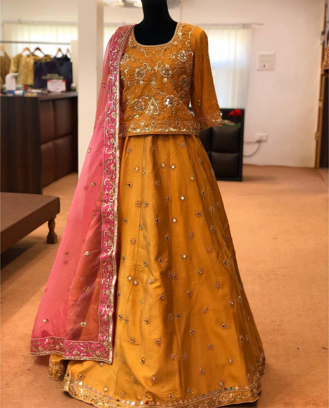 Handembroidered Mehndi outfit - Pastau