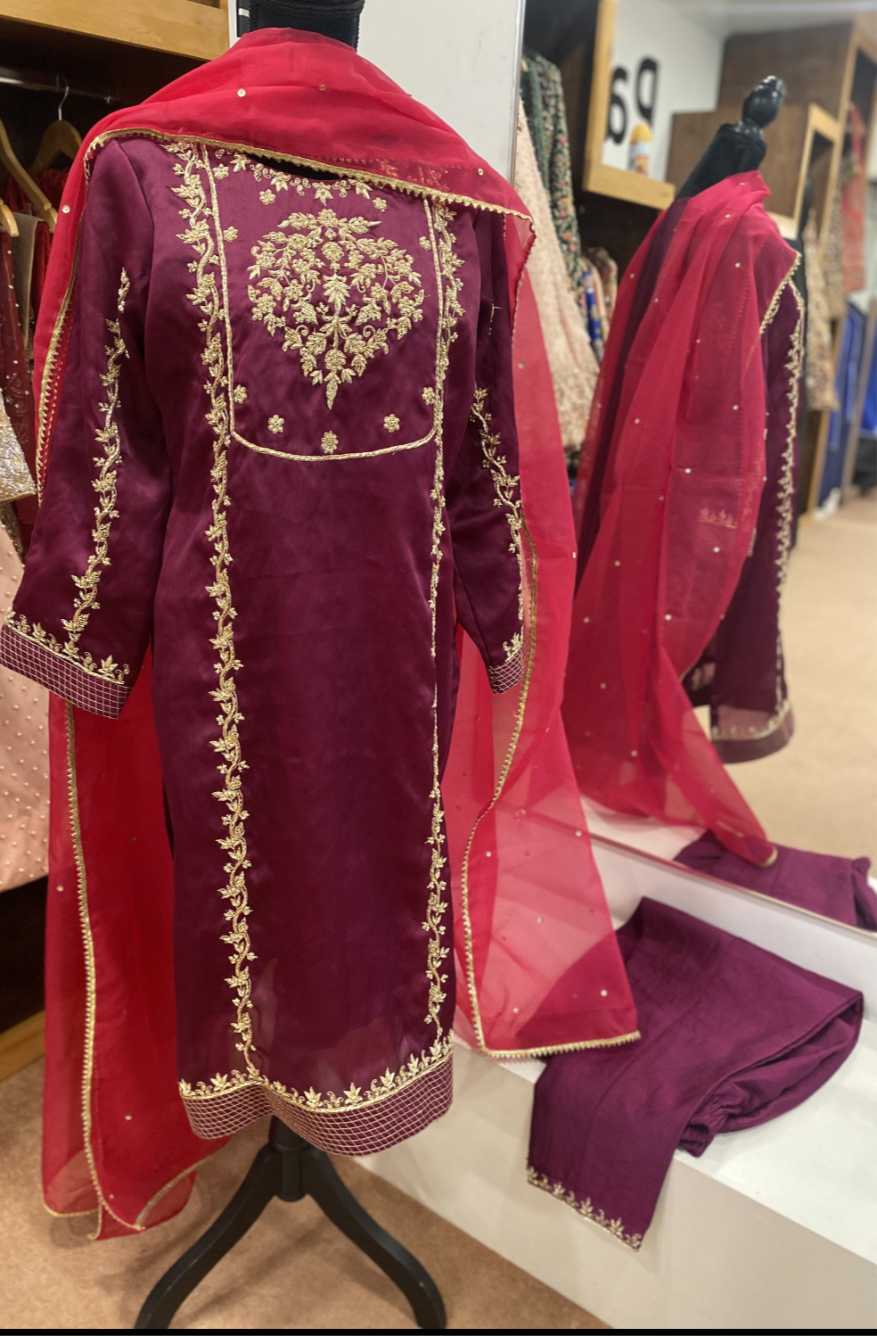 Handembroidered ensemble - Pastau