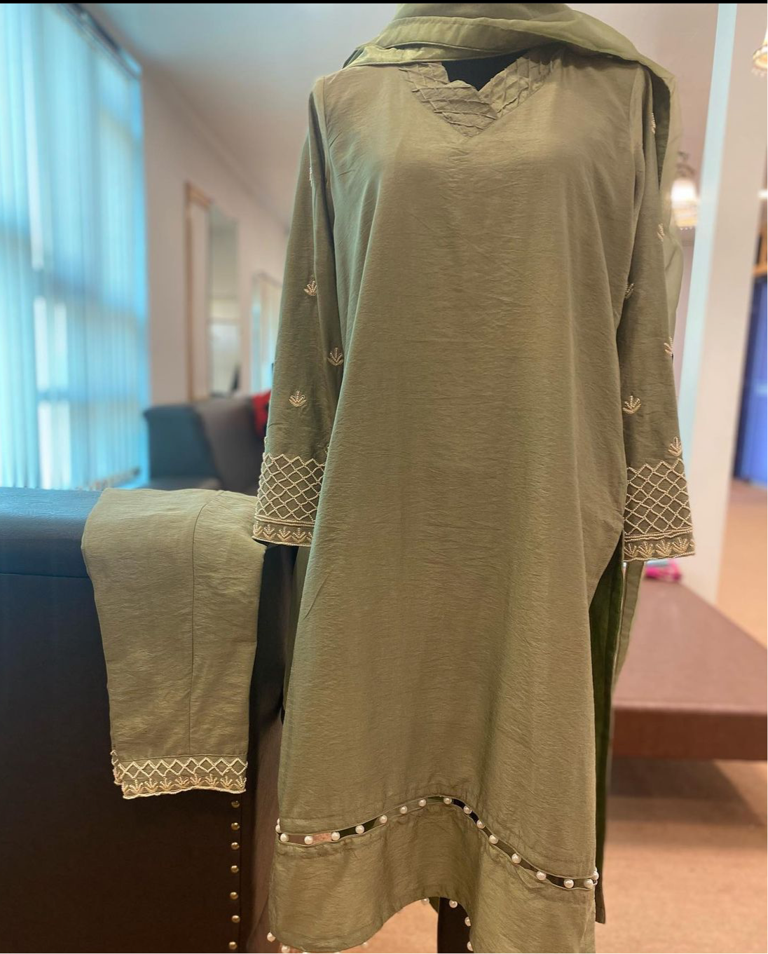 Hand embroidered dress - Pastau