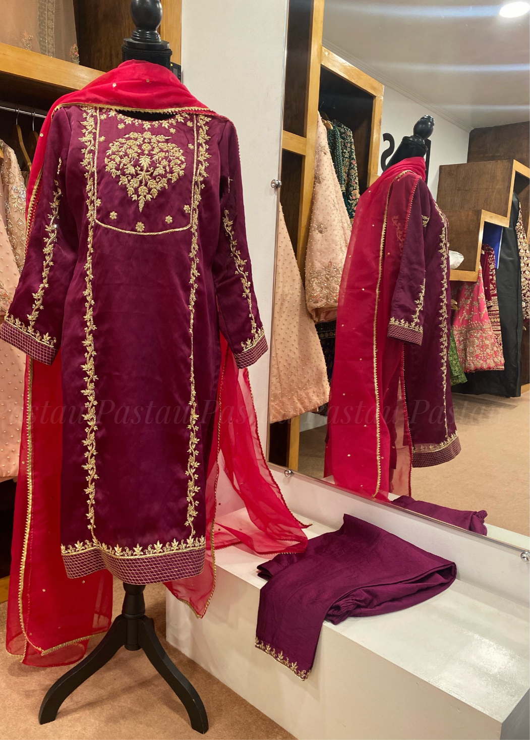 Handembroidered ensemble - Pastau