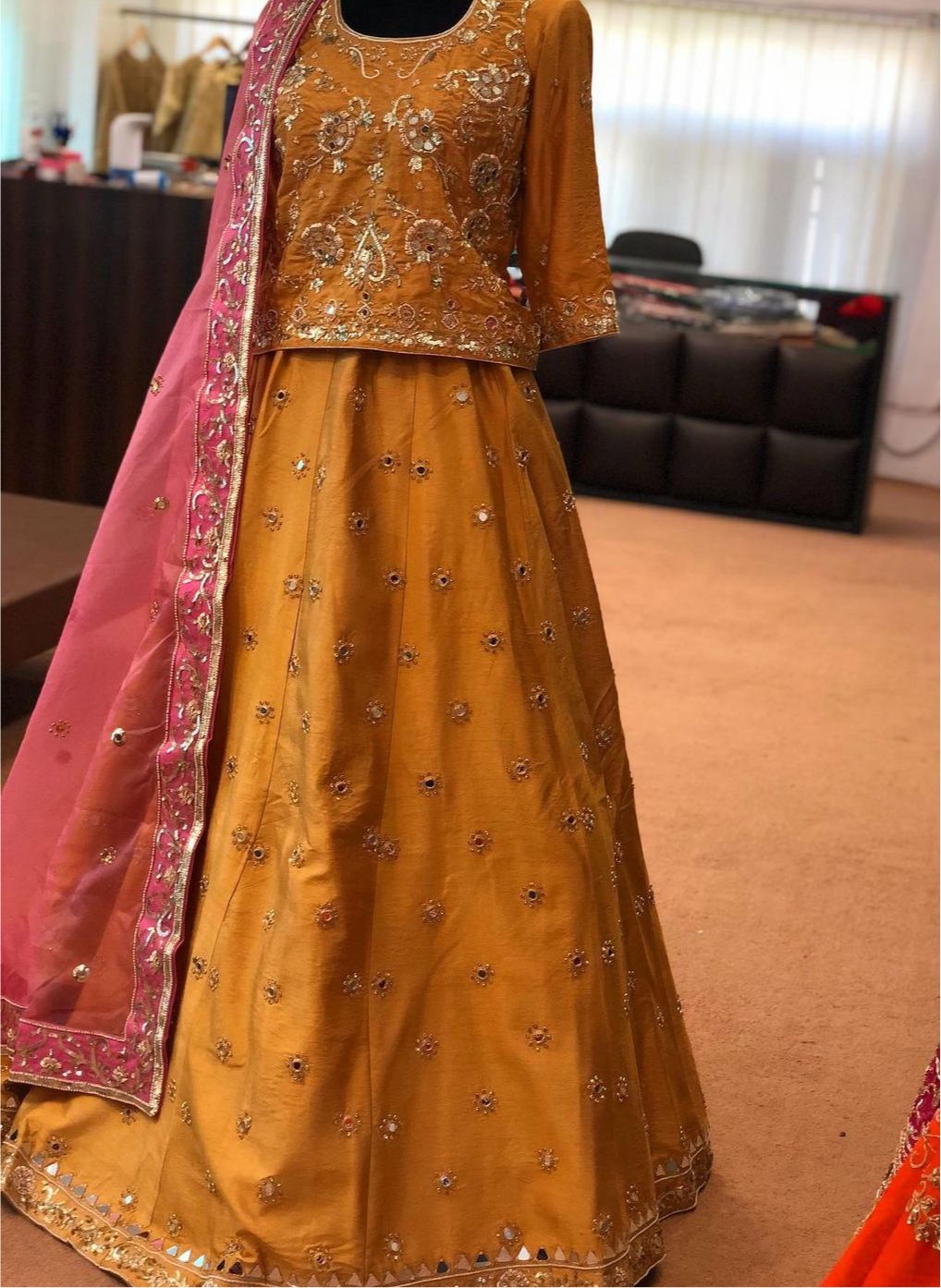 Handembroidered Mehndi outfit - Pastau