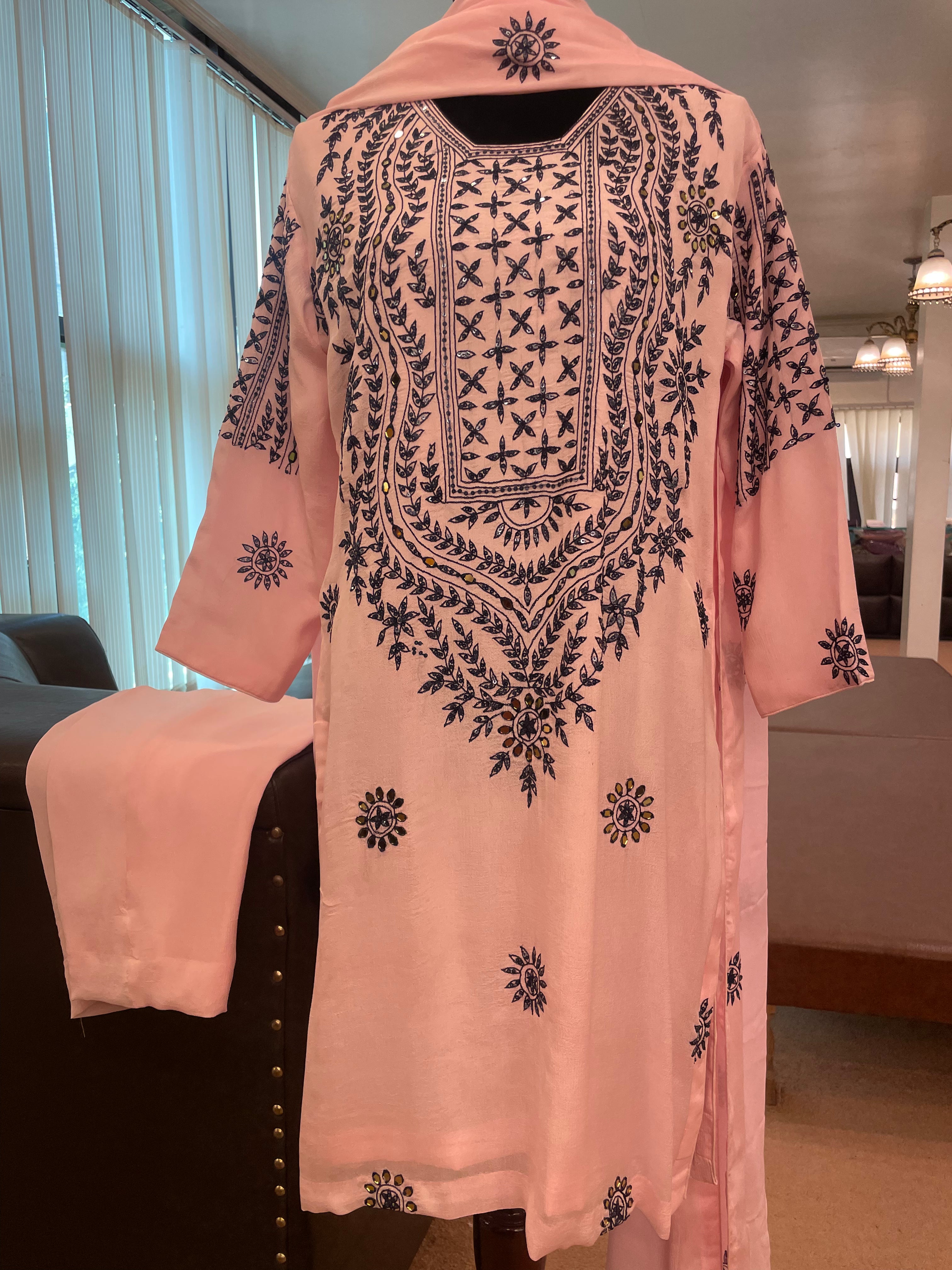 Embroidered kurta set with mirrors