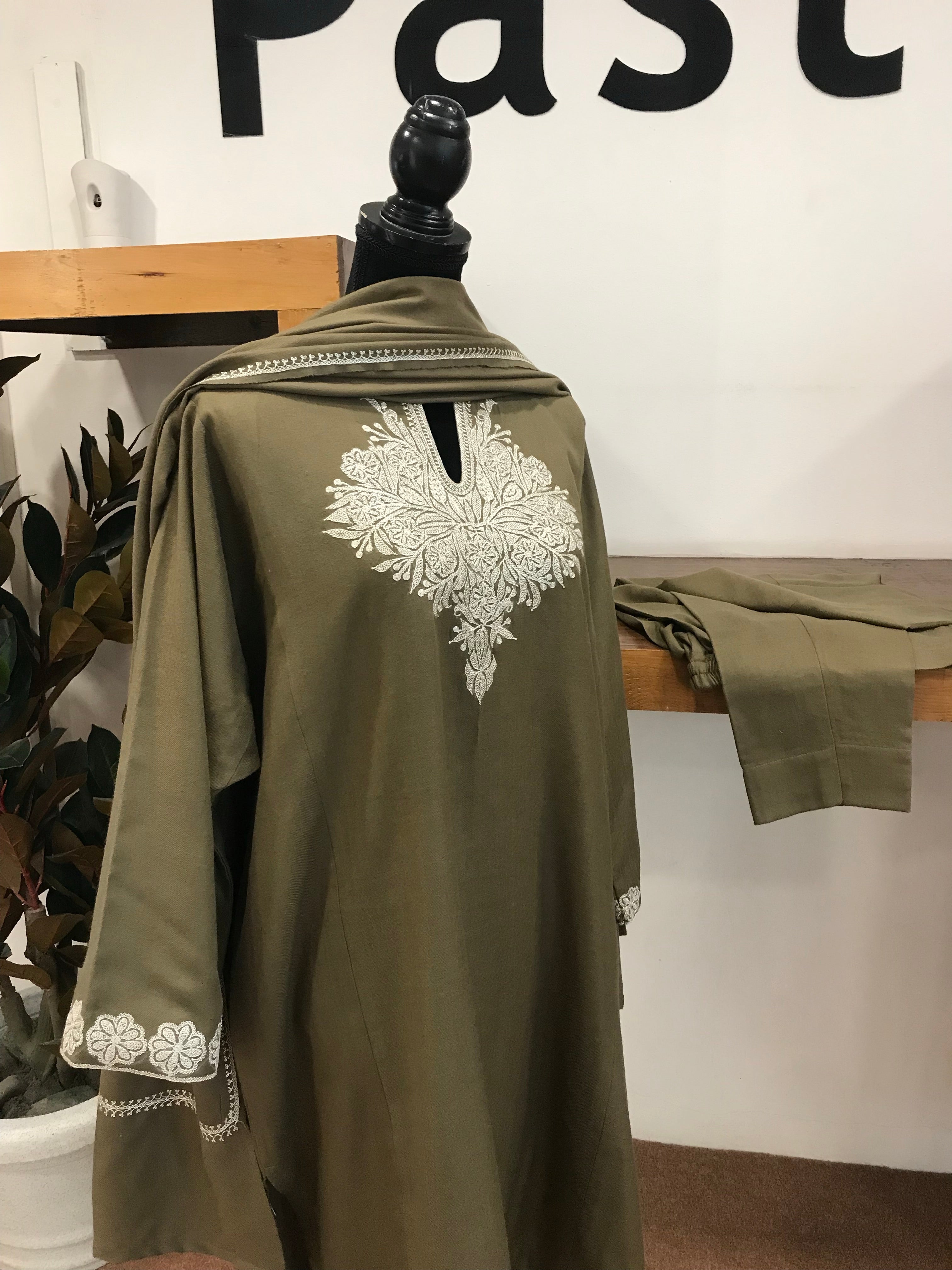 Pure pashmina and pure wool blend pheran set 3pc with Handcrafted Tilla