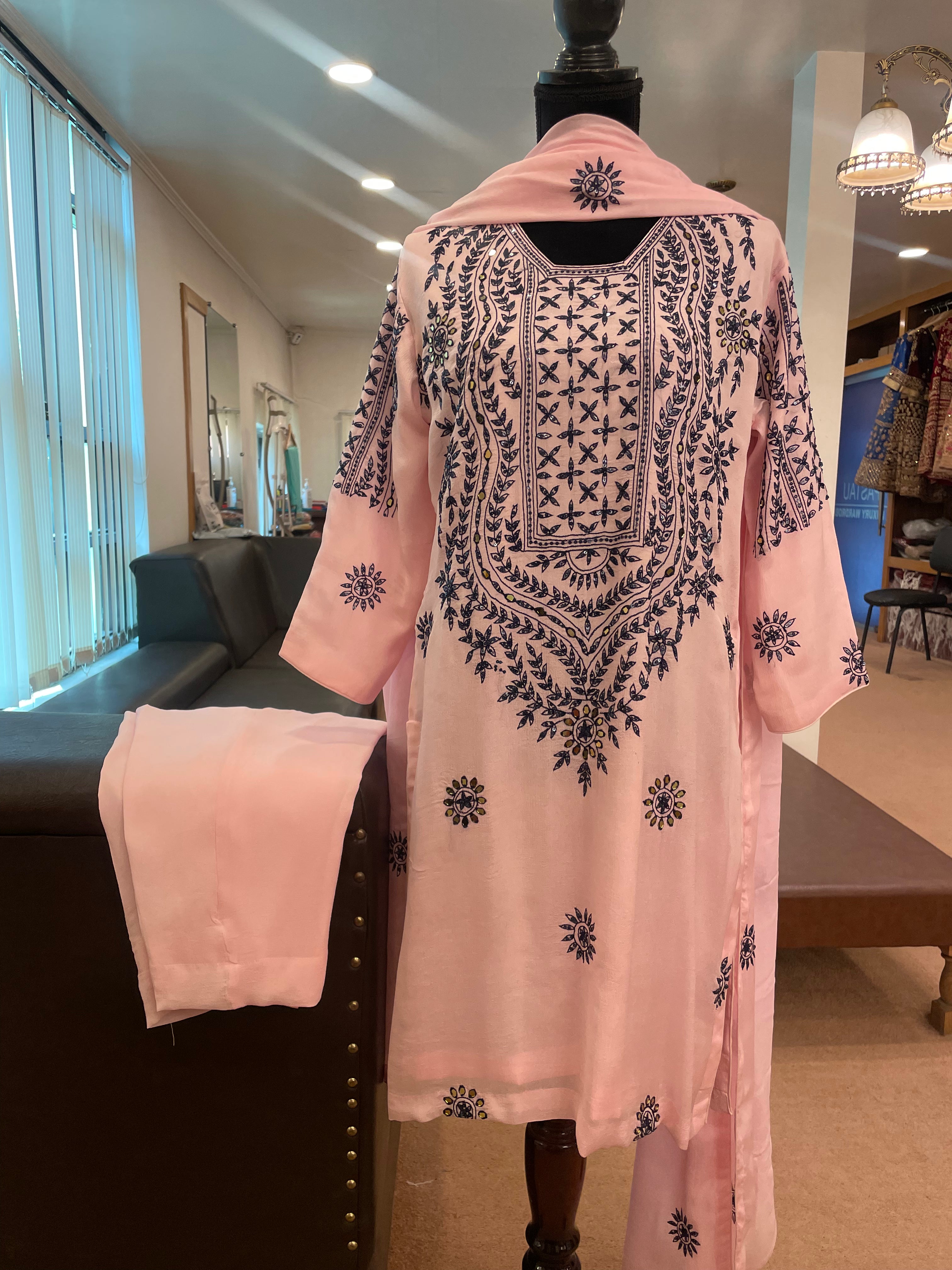 Embroidered kurta set with mirrors