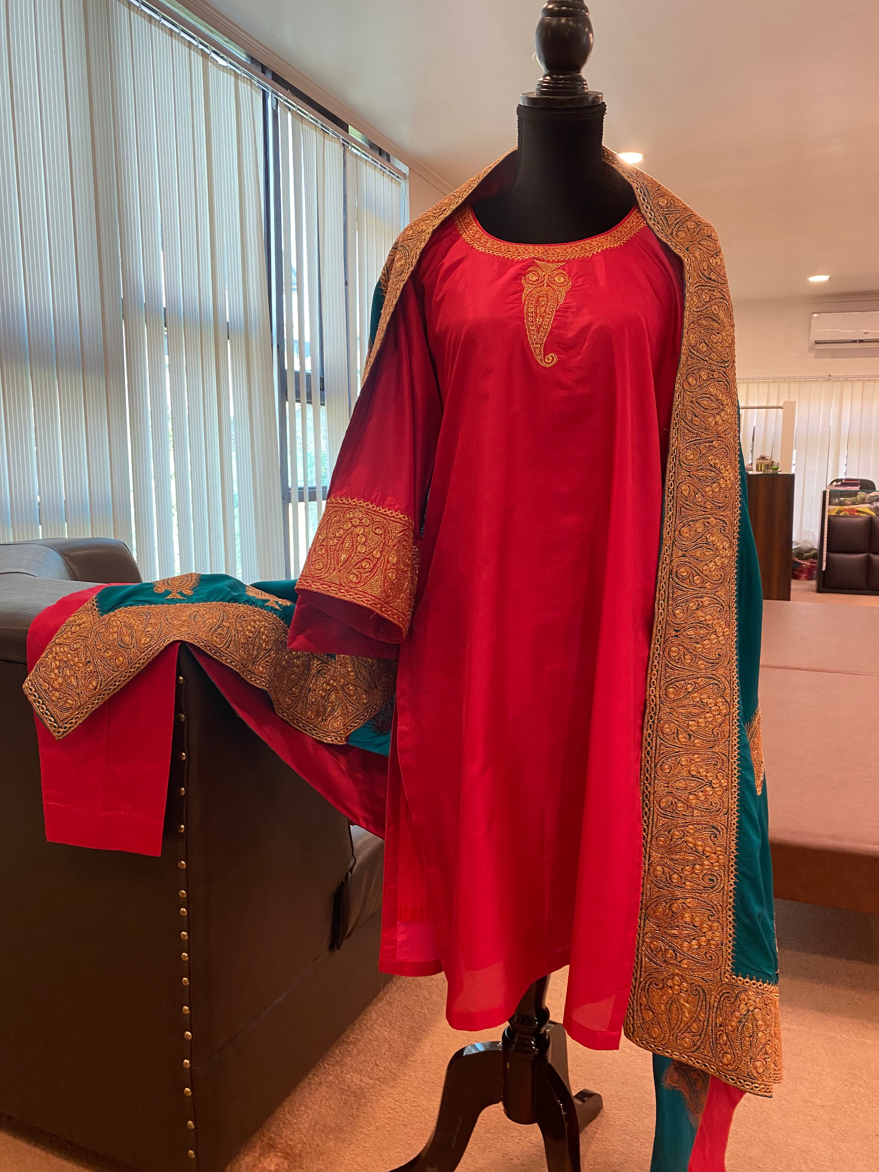 Kashmiri Machinetilla 3 piece suit MTKS001